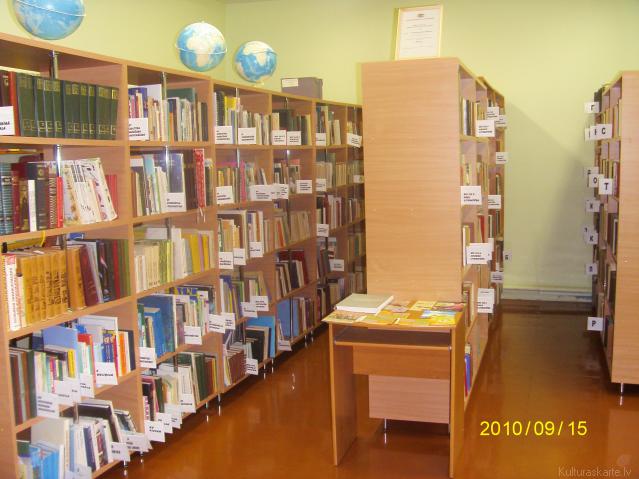 Naujenes pamatskolas bibliotēka